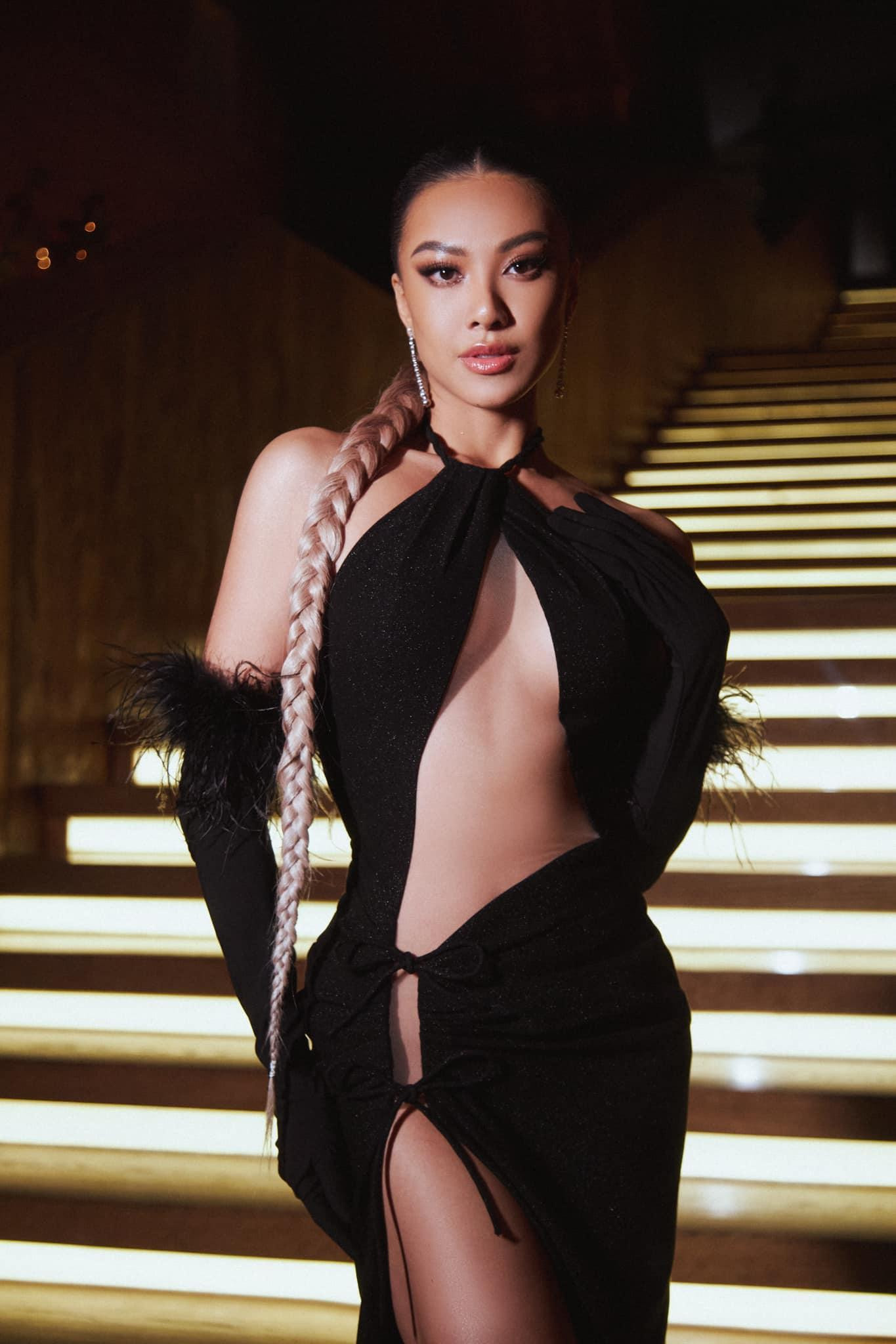 Thiết kế với những khoảng hở 'chết người' khiến Kim Duyên nổi bật.