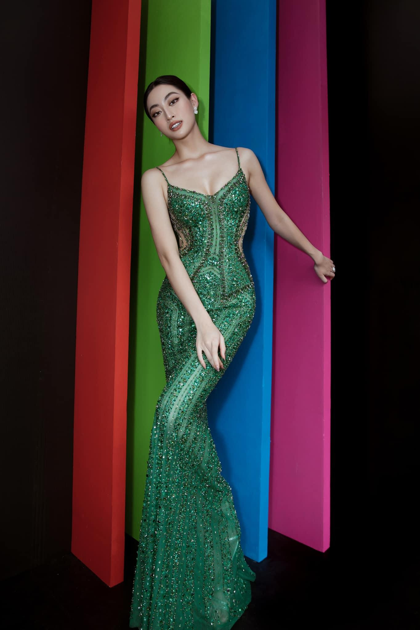 Hoa hậu Lương Thuỳ Linh diện bộ váy tông màu xanh, đính đá cực kỳ cầu kỳ và tinh xảo. Hoa hậu Lương Thuỳ Linh diện bộ váy tông màu xanh, đính đá cực kỳ cầu kỳ và tinh xảo.