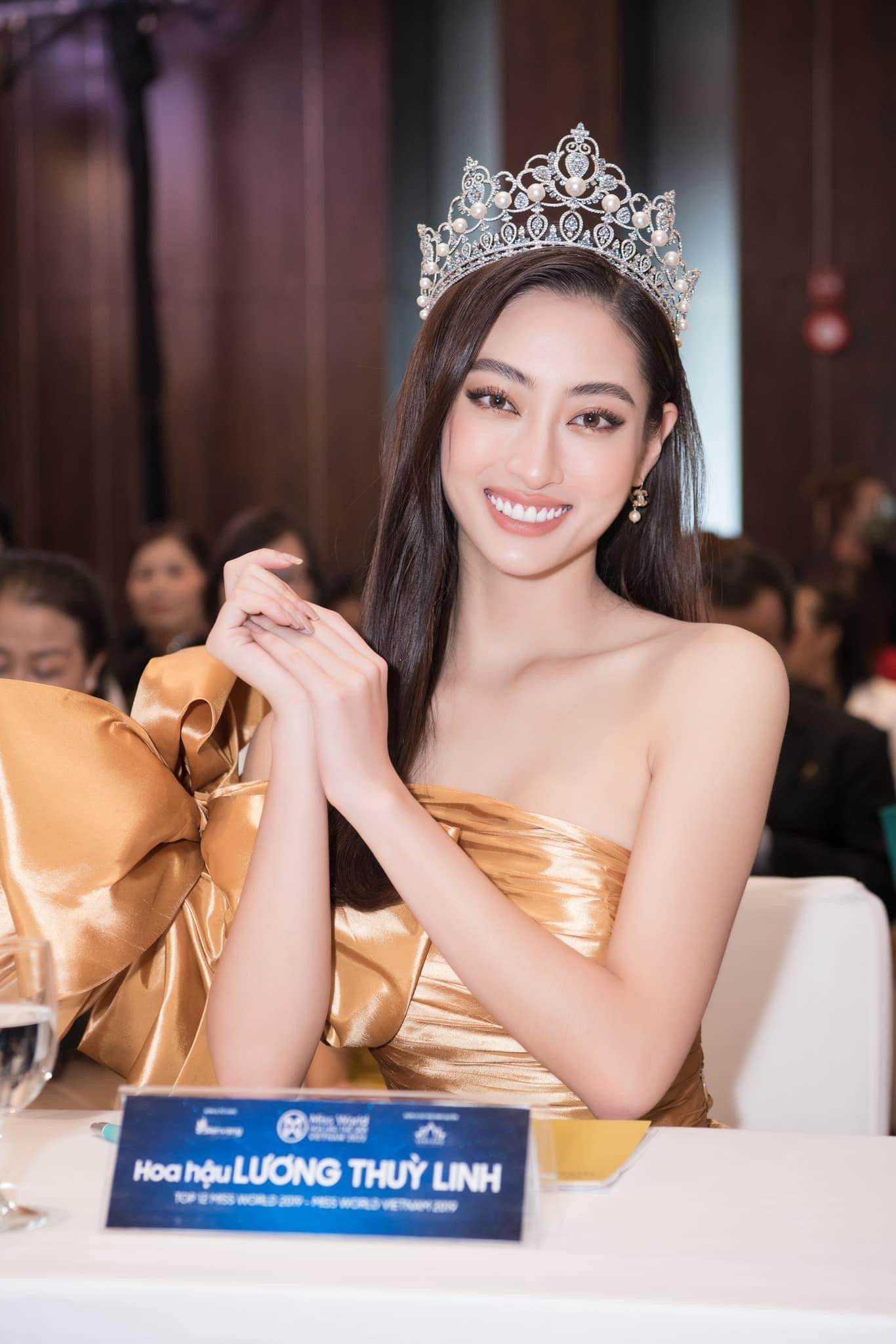 Hoa hậu Lương Thùy Linh diện váy dạ hội lộng lẫy, khoe vai trần quyến rũ.