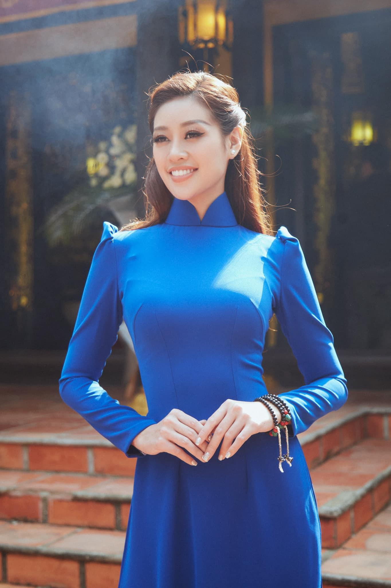 Hoa hậu Khánh Vân khoe nhan sắc dịu dàng, yêu kiều khi diện áo dài tông màu xanh.