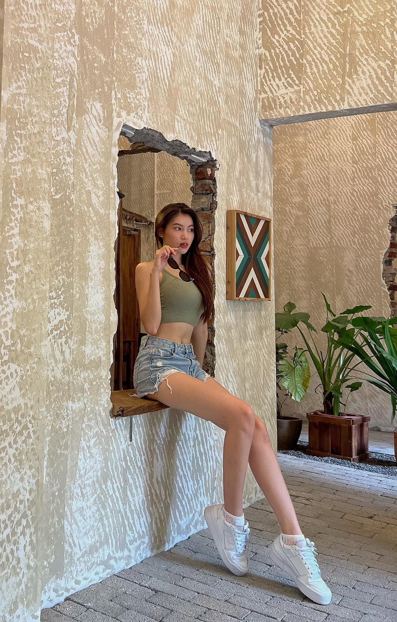 Á hậu Ngọc Thảo diện crop-top phối cùng quần jeans rách khoe vòng eo 'con kiến' sexy và đôi chân dài 1m11 'trứ danh'. Á hậu Ngọc Thảo diện crop-top phối cùng quần jeans rách khoe vòng eo 'con kiến' sexy và đôi chân dài 1m11 'trứ danh'.