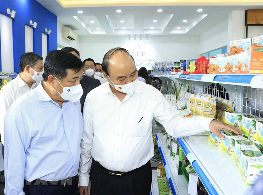 Chủ tịch nước Nguyễn Xuân Phúc tham quan sản phẩm nông nghiệp công nghệ cao. (Ảnh: Thống Nhất/TTXVN) Chủ tịch nước Nguyễn Xuân Phúc tham quan sản phẩm nông nghiệp công nghệ cao. (Ảnh: Thống Nhất/TTXVN)