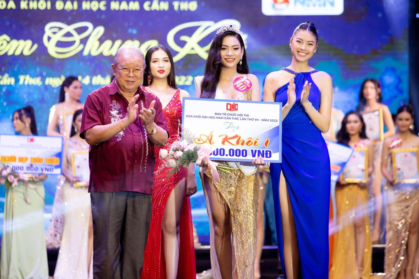 Đào Thị Hà trên sân khấu trao giải cho Á khôi 1 của cuộc thi.