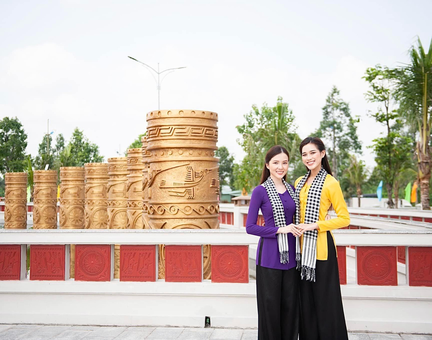 Nhan sắc xinh đẹp và nền nã của cả hai nhận được sự khen ngợi của khán giả.