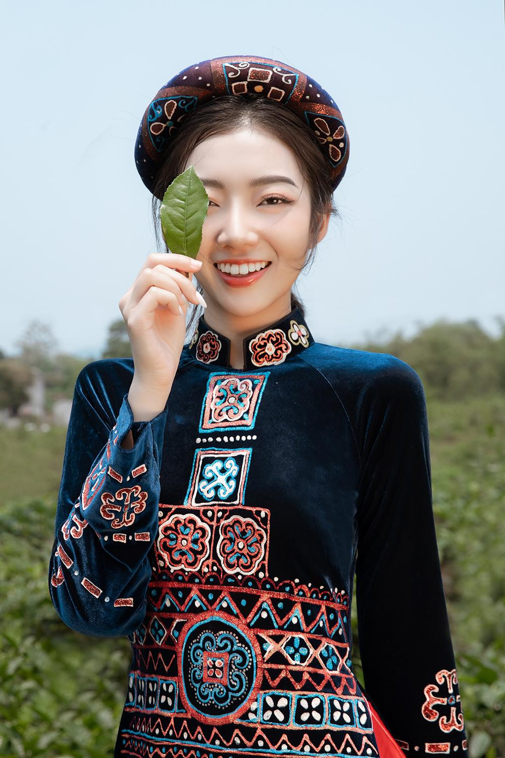 Các thí sinh chụp ảnh ở đồi chè Tân Cương.