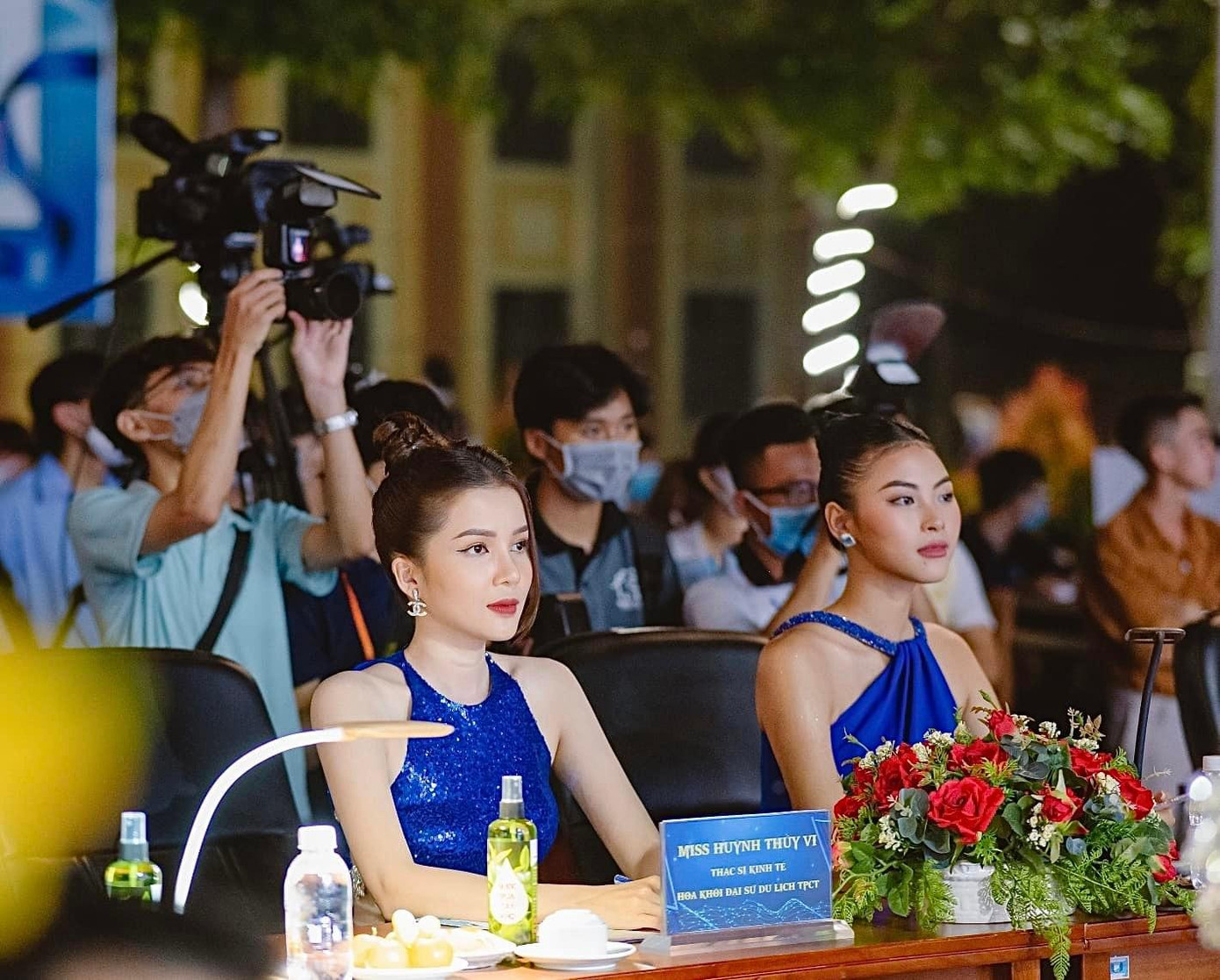 Hai người đẹp cùng diện gam màu xanh đồng điệu trên ghế giám khảo.