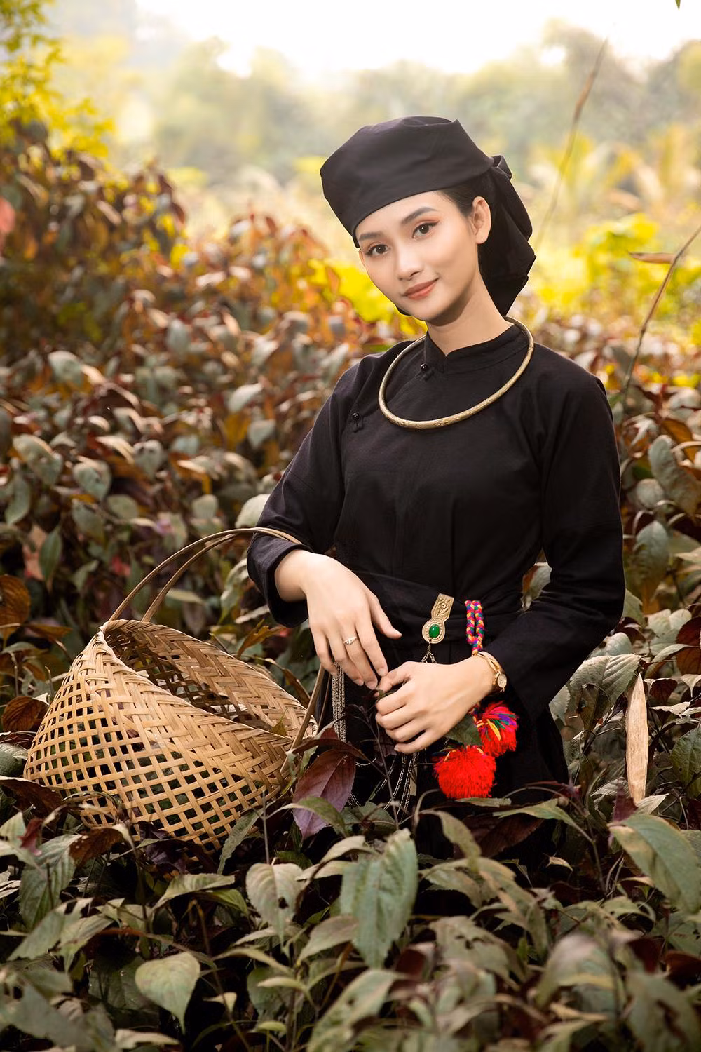 Các thí sinh hoá thiếu nữ dân tộc Tày khi thăm Khu bảo tồn dân tộc Thái Hải.