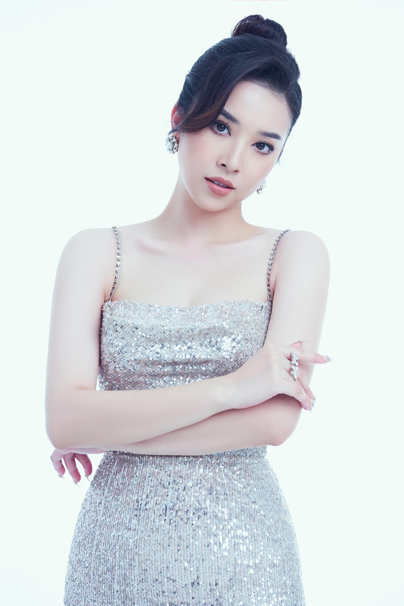 Á hậu Thuý An diện váy ánh bạc lấp lánh, khoe nhan sắc ngọt ngào và quyến rũ.