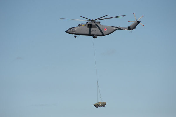 Máy bay vận tải Mi-26 đang di chuyển chiếc xe trinh sát làm nhiệm vụ tại cuộc tập trận Sứ mệnh hòa bình 2013