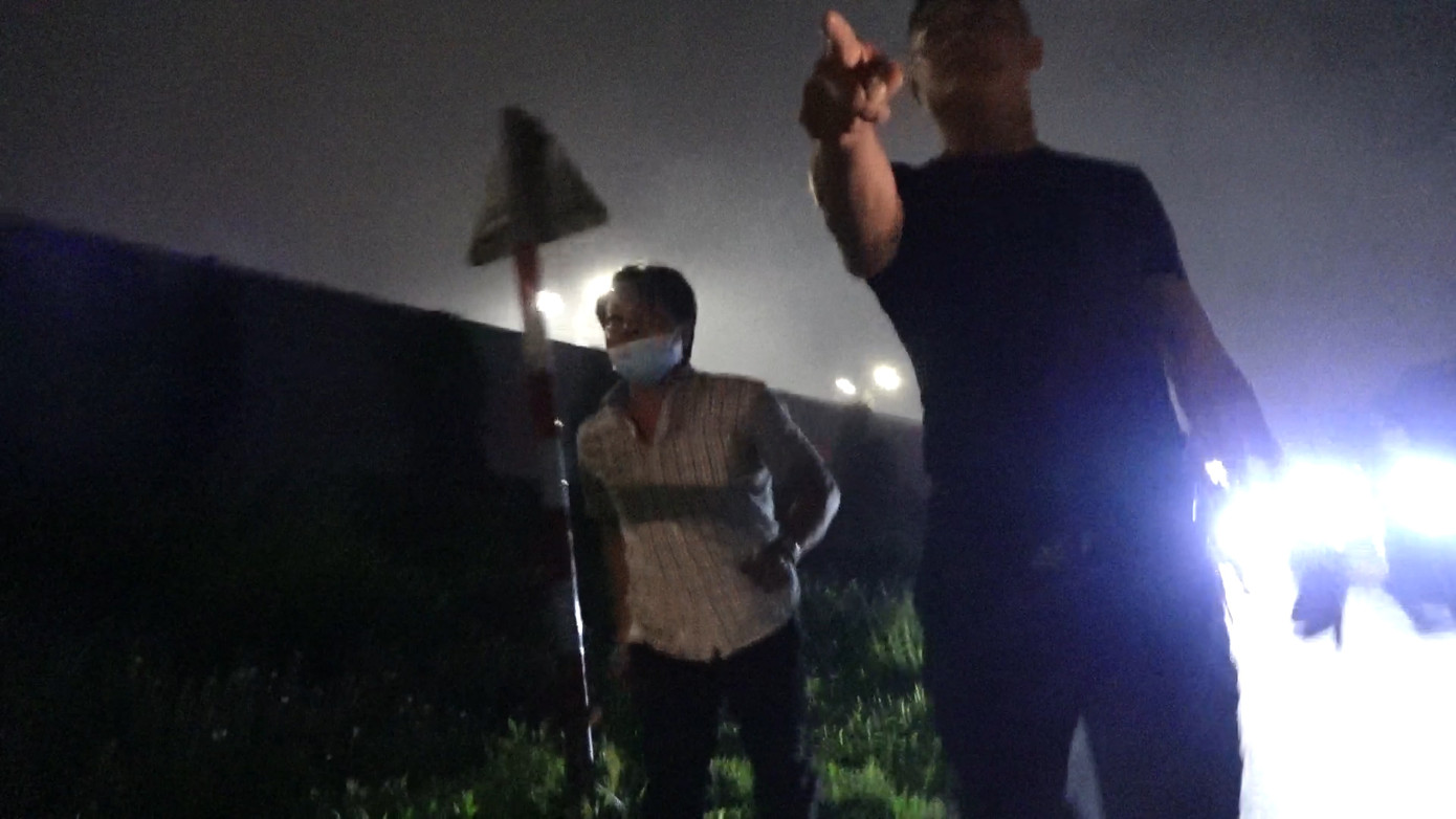 Nhóm đối tượng côn đồ đuổi đánh phóng viên. Nhóm đối tượng côn đồ đuổi đánh phóng viên.