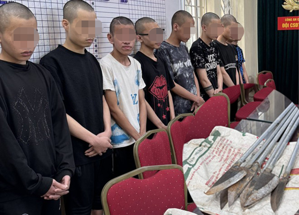 Nhóm thanh niên cùng hung khí thu giữ. Nhóm thanh niên cùng hung khí thu giữ.