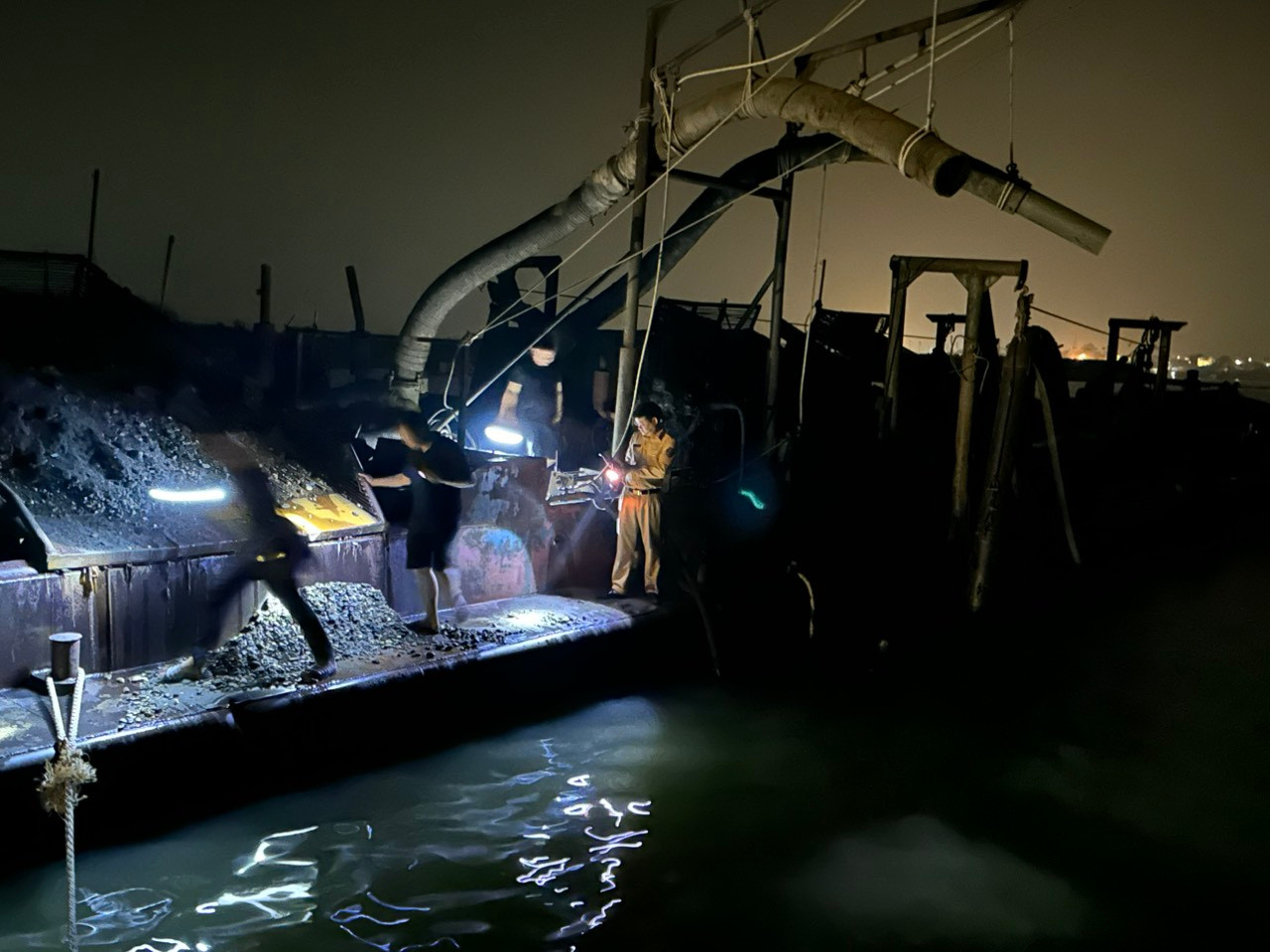 Lực lượng chức năng kiểm tra tàu.