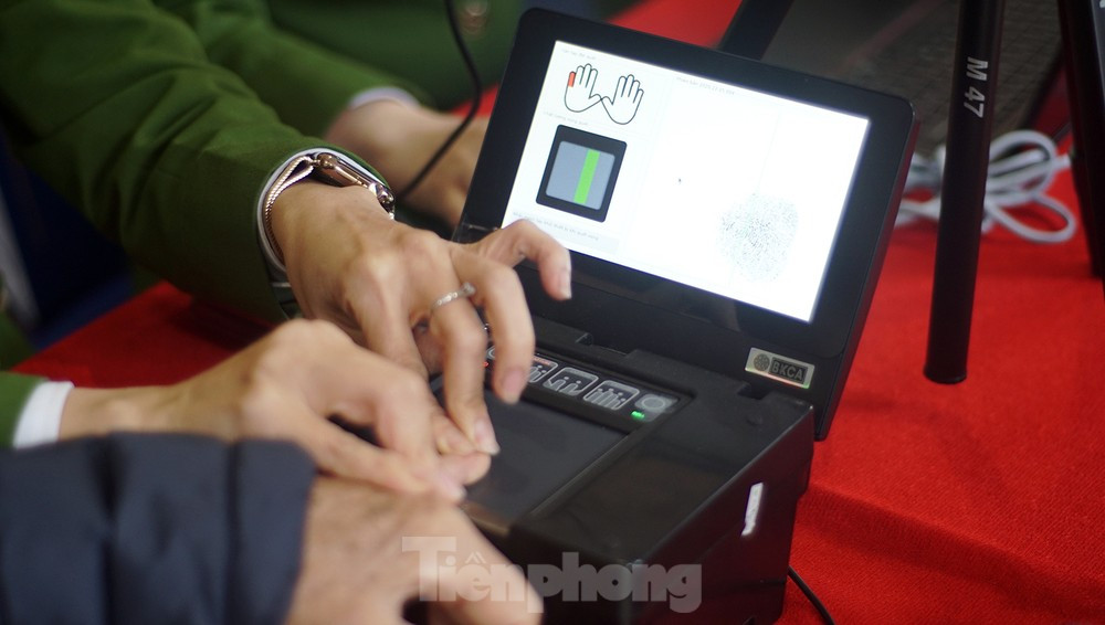 Lấy dấu vân tay làm CCCD gắn chip. Lấy dấu vân tay làm CCCD gắn chip.