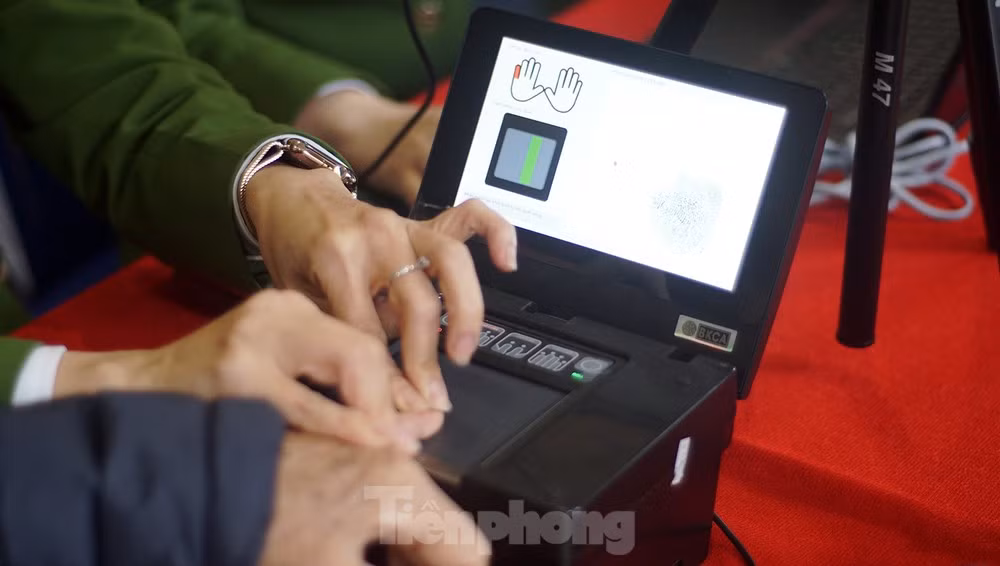 Lấy dấu vân tay làm CCCD gắn chip. Lấy dấu vân tay làm CCCD gắn chip.