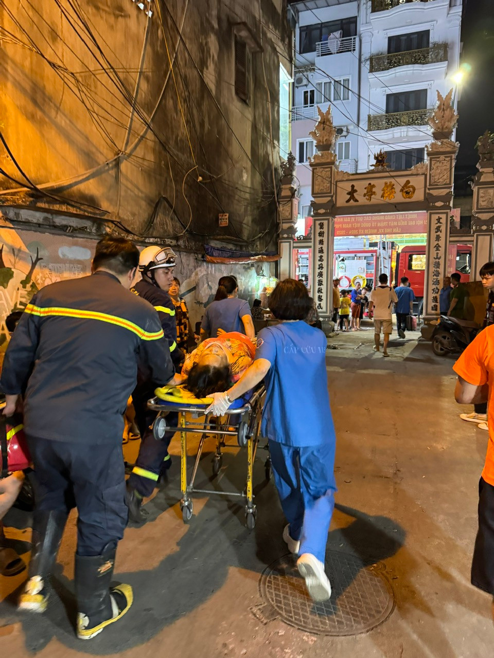 Lực lượng chức năng đưa chị G. đi cấp cứu.