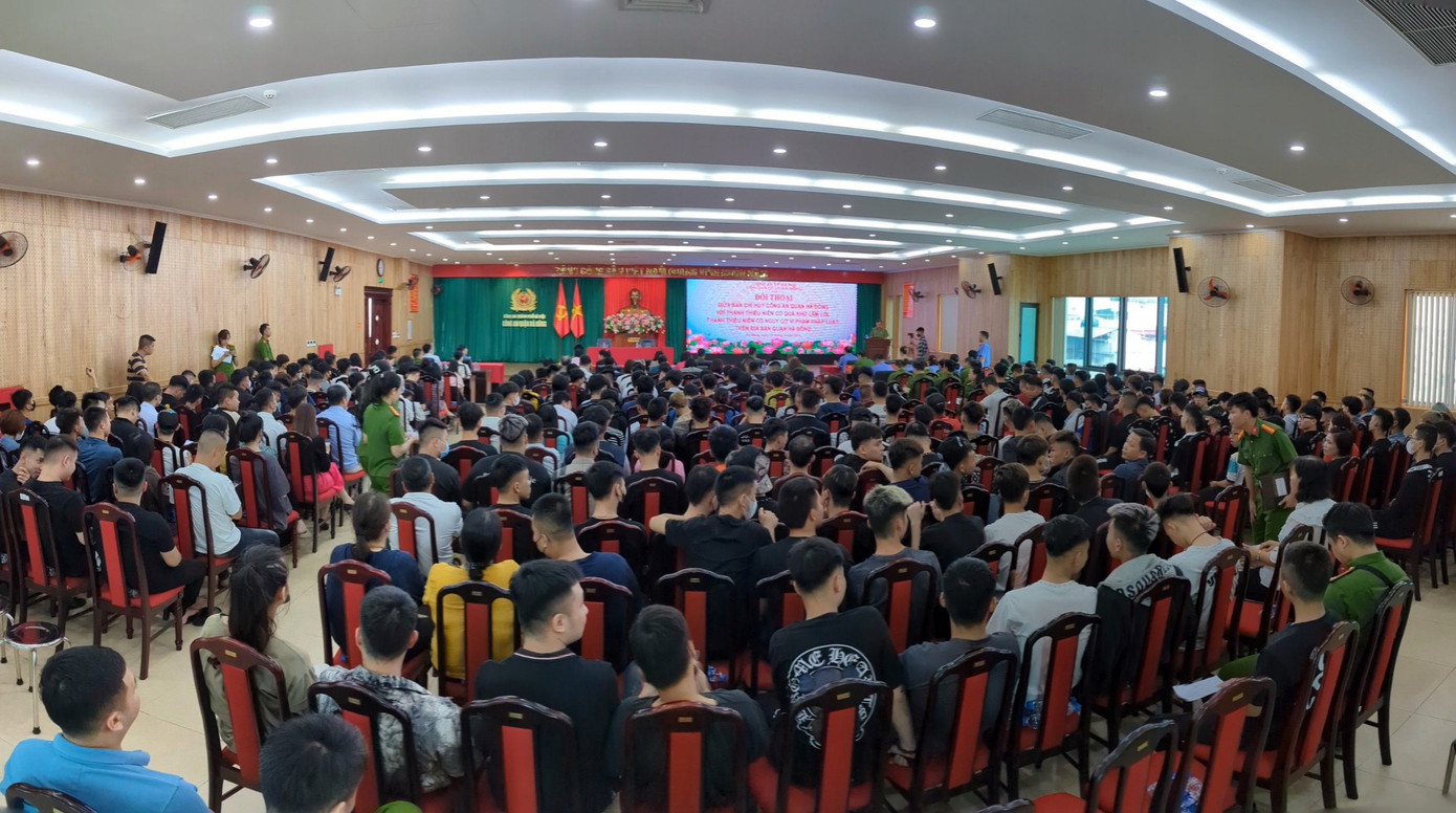 Hàng trăm thanh thiếu niên có mặt tại hội trường.