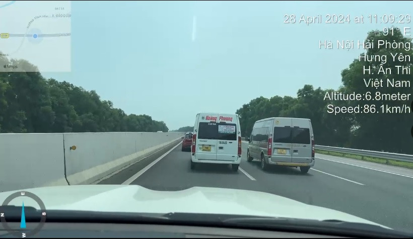 Hình ảnh ghi lại trên tuyến cao tốc. Hình ảnh ghi lại trên tuyến cao tốc.