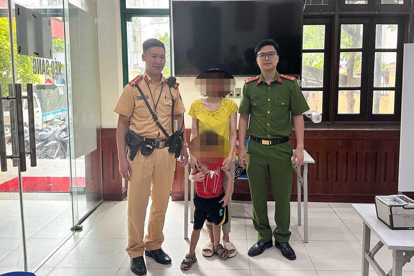 Cảnh sát giúp đỡ cháu bé tìm người thân.