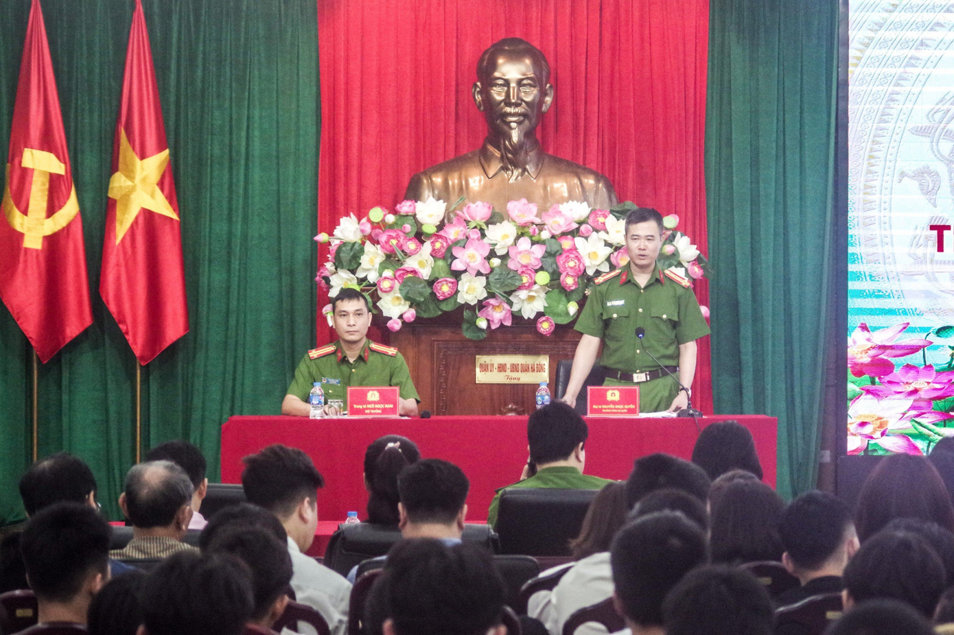 Đại diện Công an quận Hà Đông chia sẻ tại buổi gặp gỡ.