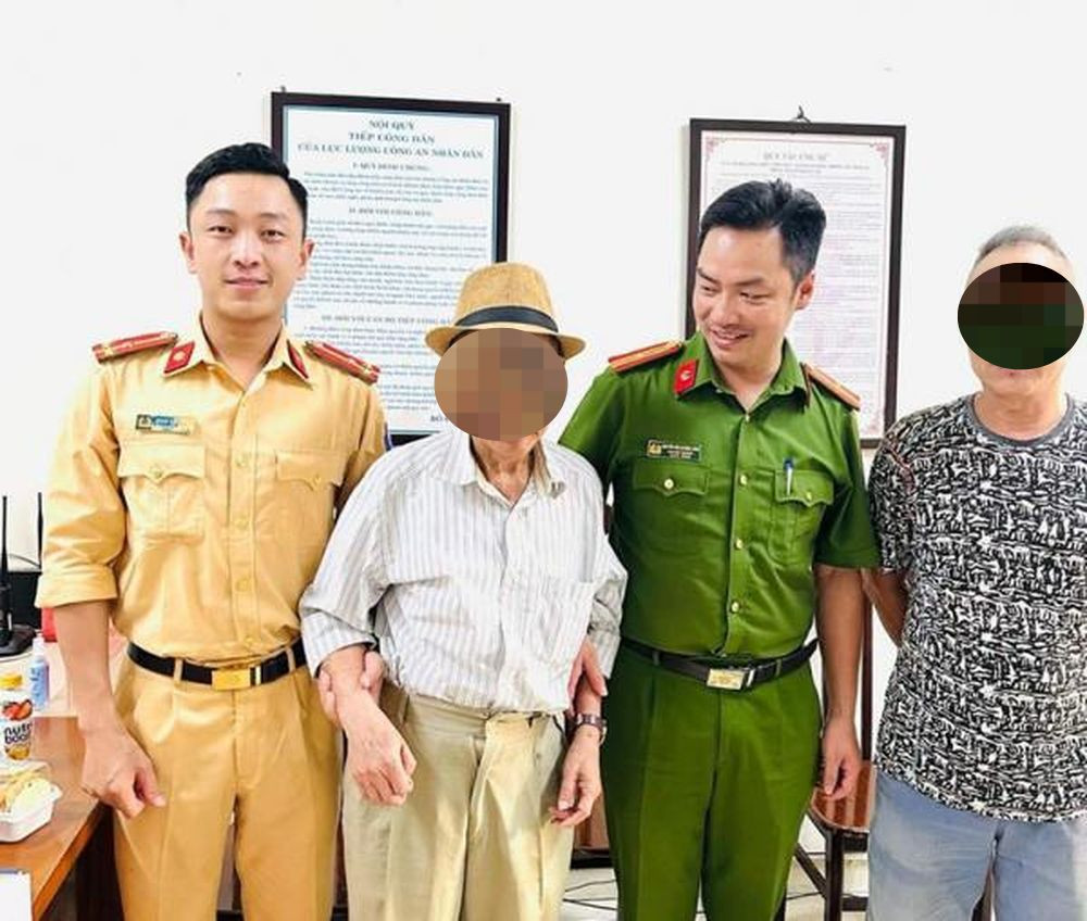 Cụ ông được các cán bộ chiến sĩ hỗ trợ tận tình.