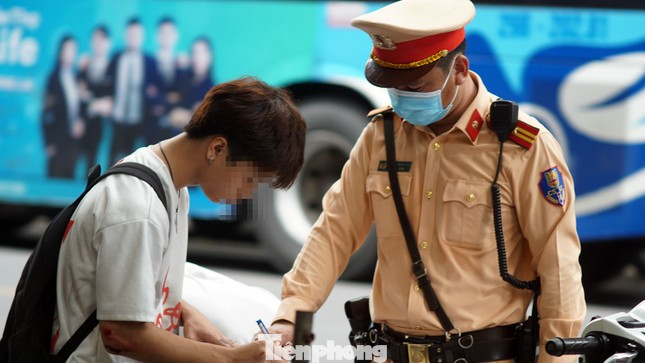 Nhiều trường hợp vi phạm bị lập biên bản. Ảnh: Thanh Hà.