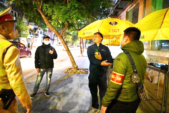 Một tài xế quay video, không chấp hành việc kiểm tra của lực lượng chức năng.