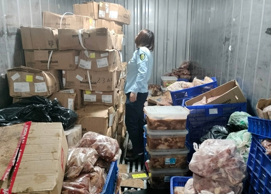 Lực lượng chức năng kiểm tra kho đông lạnh chứa nhiều thực phẩm không rõ nguồn gốc.