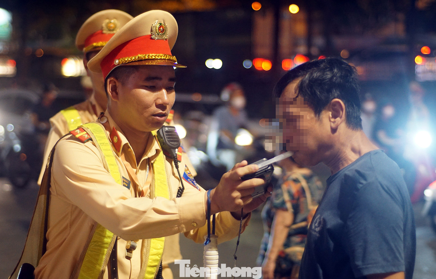 Tổ công tác kiểm tra nồng độ cồn tài xế. Tổ công tác kiểm tra nồng độ cồn tài xế.