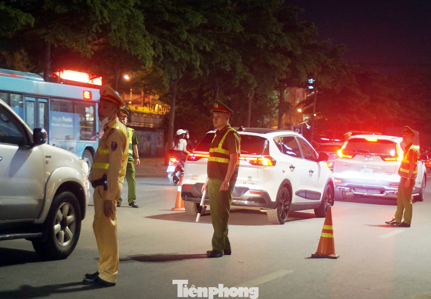 Quá trình làm nhiệm vụ có sự phối hợp của cán bộ Đội CSGT-TT Công an quận Hoàn Kiếm. Quá trình làm nhiệm vụ có sự phối hợp của cán bộ Đội CSGT-TT Công an quận Hoàn Kiếm.