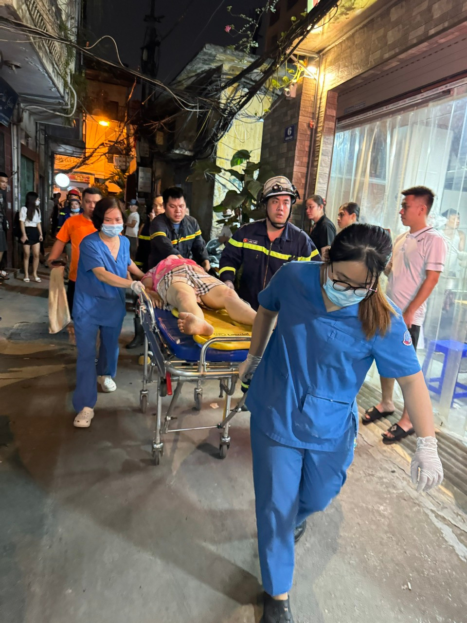 Lực lượng chức năng đưa chị G. đi cấp cứu.