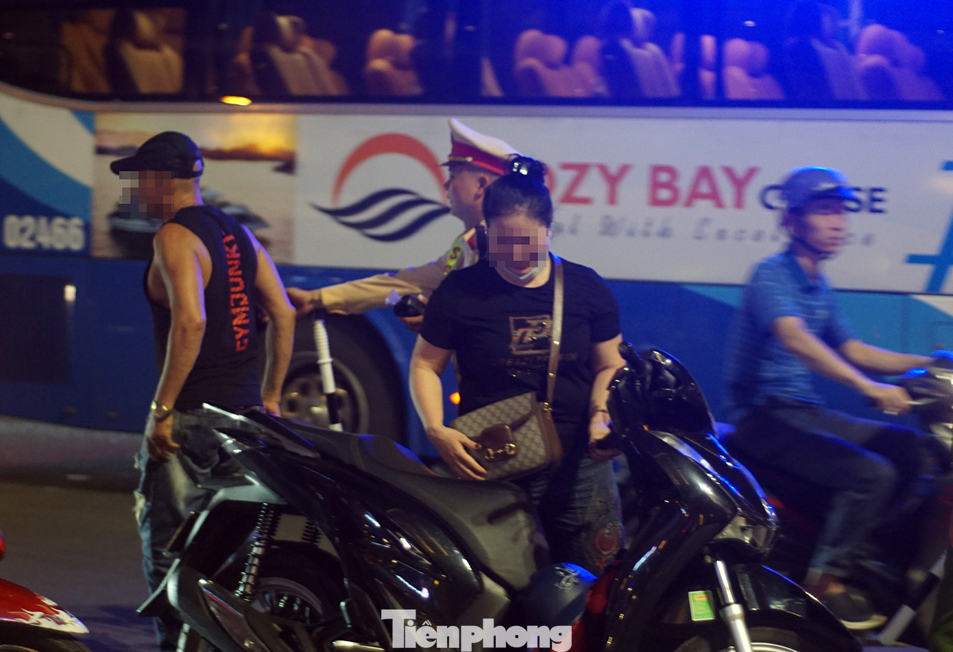 Người đàn ông khi bị dừng xe đã cố ý bỏ đi không chấp hành đo nồng độ cồn của tổ công tác. Người đàn ông khi bị dừng xe đã cố ý bỏ đi không chấp hành đo nồng độ cồn của tổ công tác.