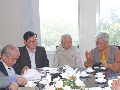 Nhà văn Bùi Ngọc Tấn (bìa phải) trong cuộc gặp tại báo Tiền Phong 3/2013. Nhà văn Bùi Ngọc Tấn (bìa phải) trong cuộc gặp tại báo Tiền Phong 3/2013