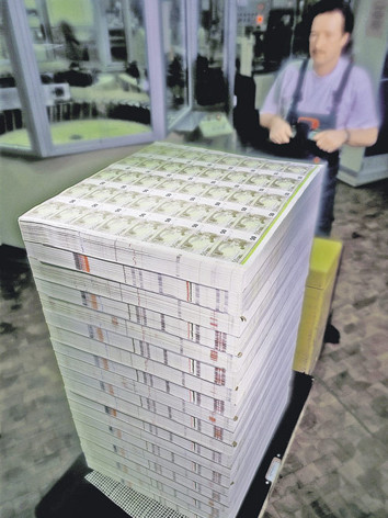 Các tấm palette chất đầy tiền