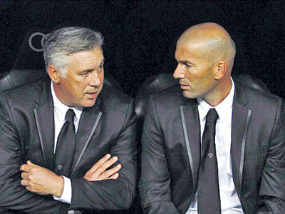 Ancelotti và Zidane đang đau đầu với đội hình phình to khi chuẩn bị đón thêm Gareth Bale. Ảnh: MARCA