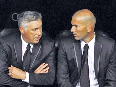 Ancelotti và Zidane đang đau đầu với đội hình phình to khi chuẩn bị đón thêm Gareth Bale. Ảnh: MARCA