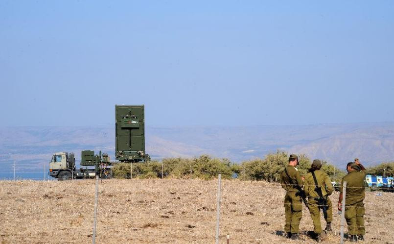 Trong ảnh là hệ thống pháo chống máy bay đặt tại thị trấn Tiberias, miền bắc Israel. Quân đội Israel cũng đã huy động hàng trăm binh lính để thu thập thông tin tình báo. Đồng thời, các các đơn vị phòng không cũng được lệnh sẵn sàng hành động 