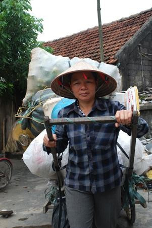 Chị Thuật đi gom đồng nát. Chị Thuật đi gom đồng nát