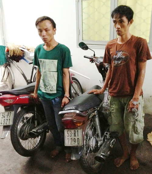 Hai tên trộm xe máy Phú và Bình tại cơ quan công an. Hai tên trộm xe máy Phú và Bình tại cơ quan công an