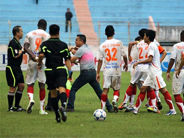 Các cầu thủ Sài Gòn Xuân Thành lao ra phản ứng với trọng tài Nguyễn Văn Kiên trên sân Chi Lăng chiều 30/3/2013. Ảnh: VNN