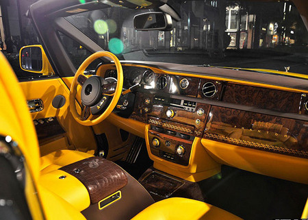 Xe tôn vẻ thời trang, quý phái với những họa tiết trên nắp ca-pô, đồng hồ đep tay Bijan đính kim cương trắng gắn ở bảng trung tâm điều khiển ốp gỗ, móc khóa bằng bạch kim, những chi tiết thêu tay ở nội thất