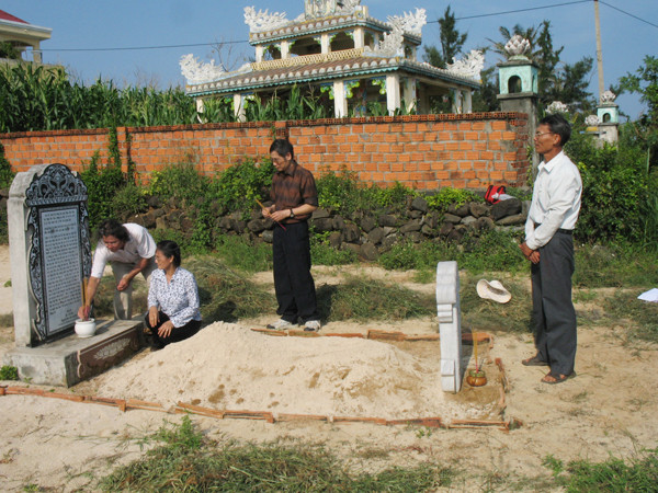 Đoàn đại biểu Hội đồng Họ Phạm Việt Nam viếng mộ (cô hồn) Chánh đội Hoàng Sa Phạm Hữu Nhật ở Lý Sơn Ảnh: Phạm Hồng