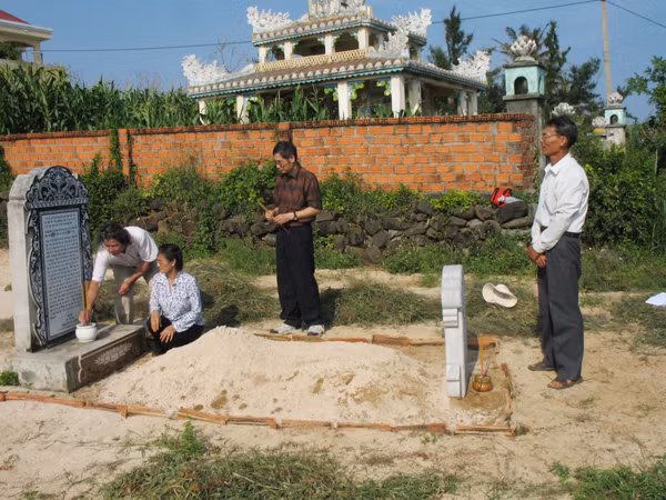Đoàn đại biểu Hội đồng Họ Phạm Việt Nam viếng mộ (cô hồn) Chánh đội Hoàng Sa Phạm Hữu Nhật ở Lý Sơn Ảnh: Phạm Hồng