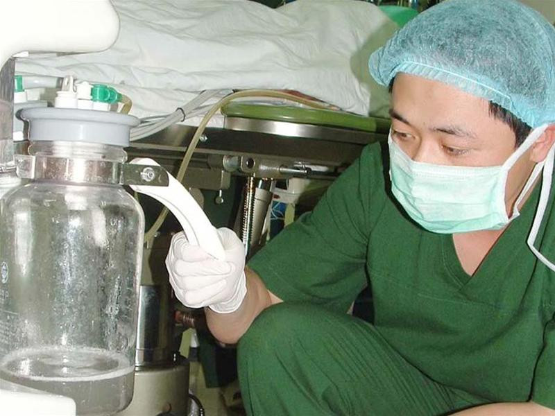 Thợ lò (Ảnh: Vũ Hữu Đạt) Nước rửa phổi đen kịt vừa chảy ra từ phổi thợ mỏ (Ảnh: L.V.T) Thợ lò (Ảnh: Vũ Hữu Đạt) Nước rửa phổi đen kịt vừa chảy ra từ phổi thợ mỏ (Ảnh: L.V.T)