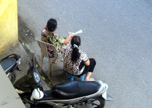 Phe vé xuất hiện ở cửa sân Hàng Đẫy, Hà Nội ngay sau khi vé được phát hành. Ảnh: MH