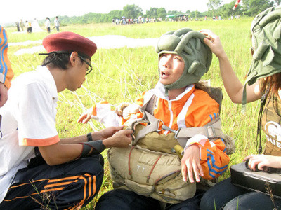 Tiếp đất thành công, nhưng hai tay tê cứng Ảnh: Trọng Phú