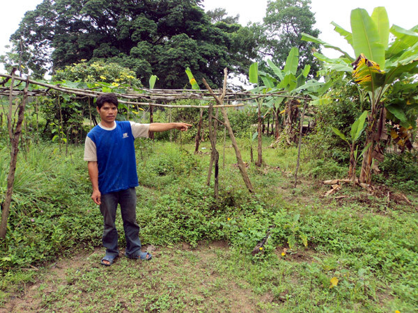 Nạn nhân A Tuyênh với lô đất đang sử dụng ổn định, song sổ đỏ đã bị cấp cho người khác. Nạn nhân A Tuyênh với lô đất đang sử dụng ổn định, song sổ đỏ đã bị cấp cho người khác