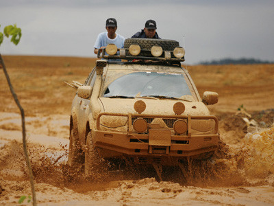 Để vào được trường đua, các xe dự thi cũng phải đi qua một đoạn đường không đơn giản