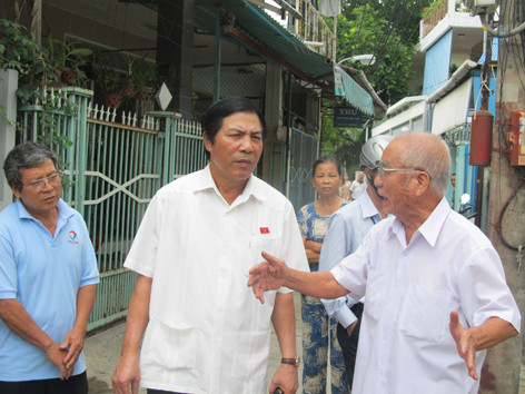 Ông Nguyễn Bá Thanh xuống hiện trường tìm hiểu ngay sau cuộc họp ở quận Hải Châu ảnh: Nam Cường. Ông Nguyễn Bá Thanh xuống hiện trường tìm hiểu ngay sau cuộc họp ở quận Hải Châu ảnh: Nam Cường