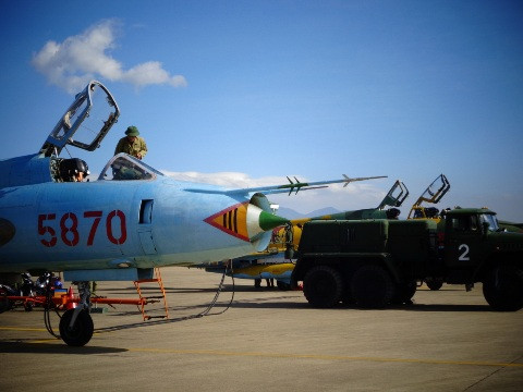 Bộ phận mặt đất đang nạp nhiên liệu cho Su 22