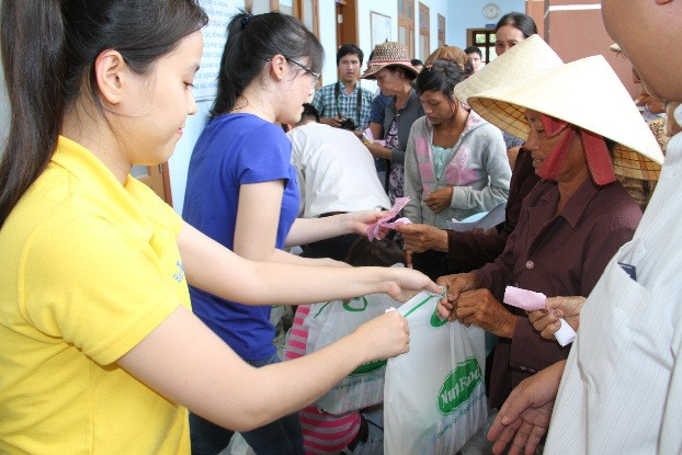 Các bạn trẻ báo Tiền Phong phát quà cho người dân